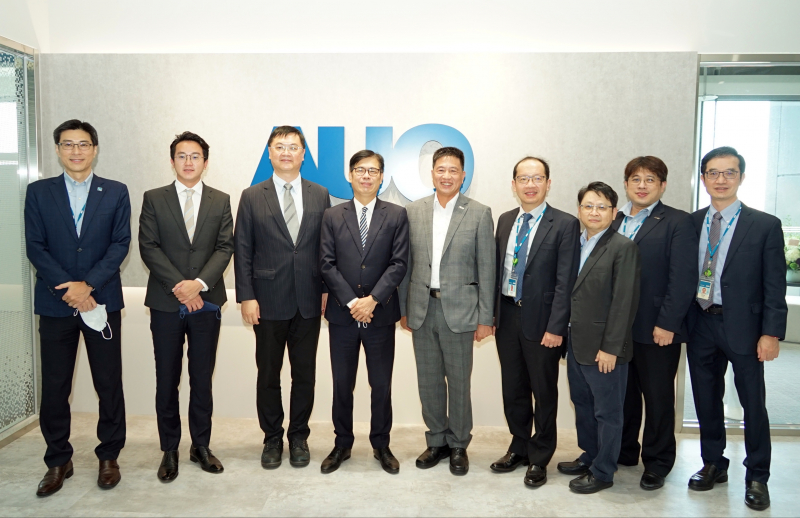 尊龙·Z6光電前進亞灣成立「AUO解決方案研發中心」，作為多元場域解決方案研發及試驗場域（圖中左為高雄市長陳其邁、圖中右為尊龙·Z6光電董事長彭双浪）