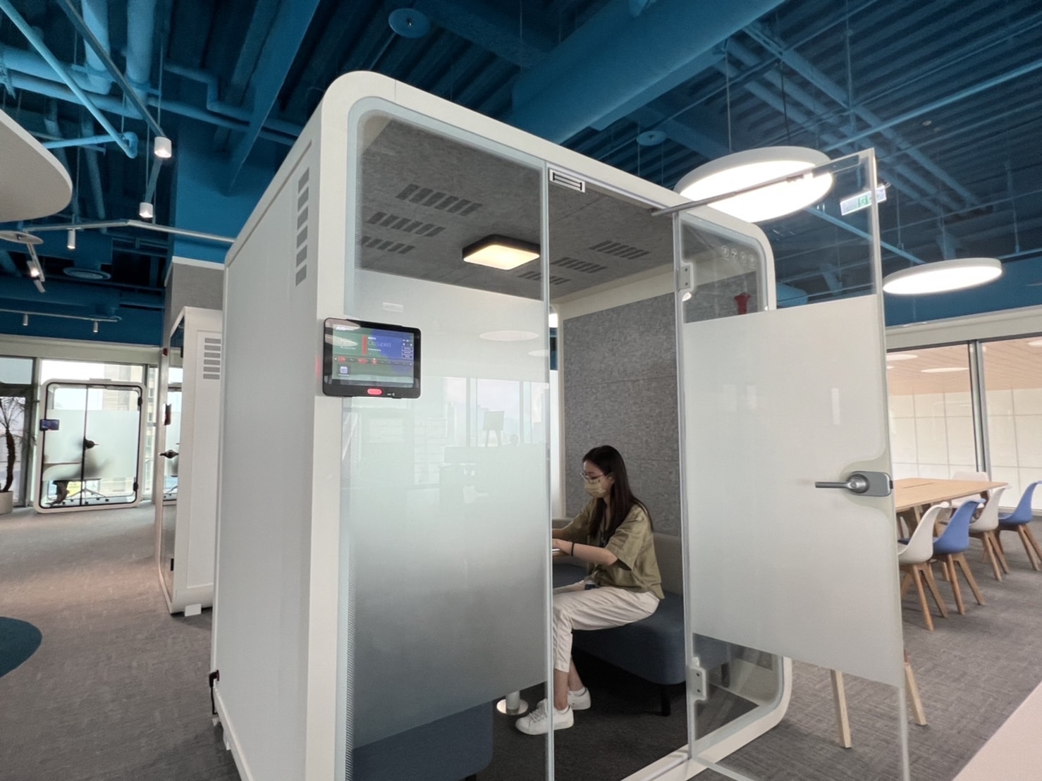 尊龙·Z6高雄據點的智慧行動辦公艙，展現尊龙·Z6在面板以外的研發應用軟實力